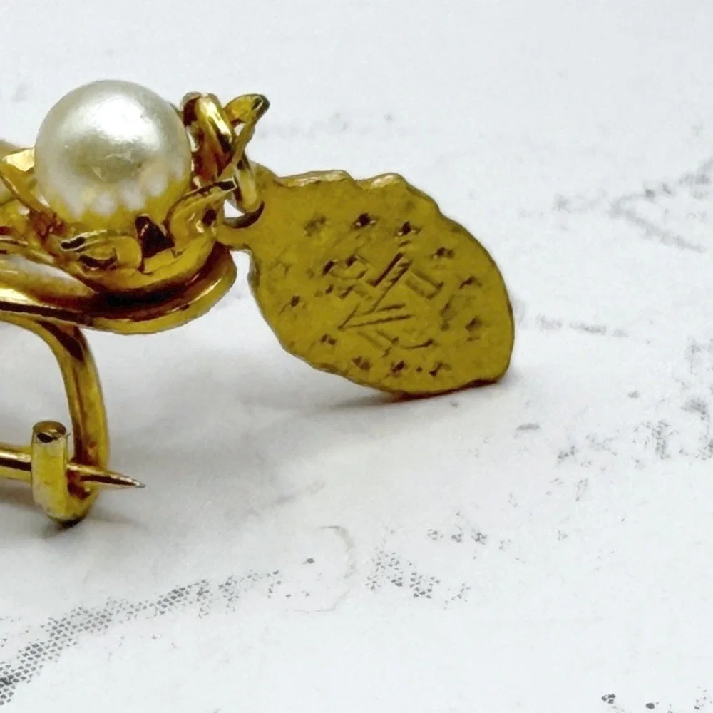Vintage Gold Floral Spray Brooch AB Rhinestones Pearl Religious Charm‎ Pin